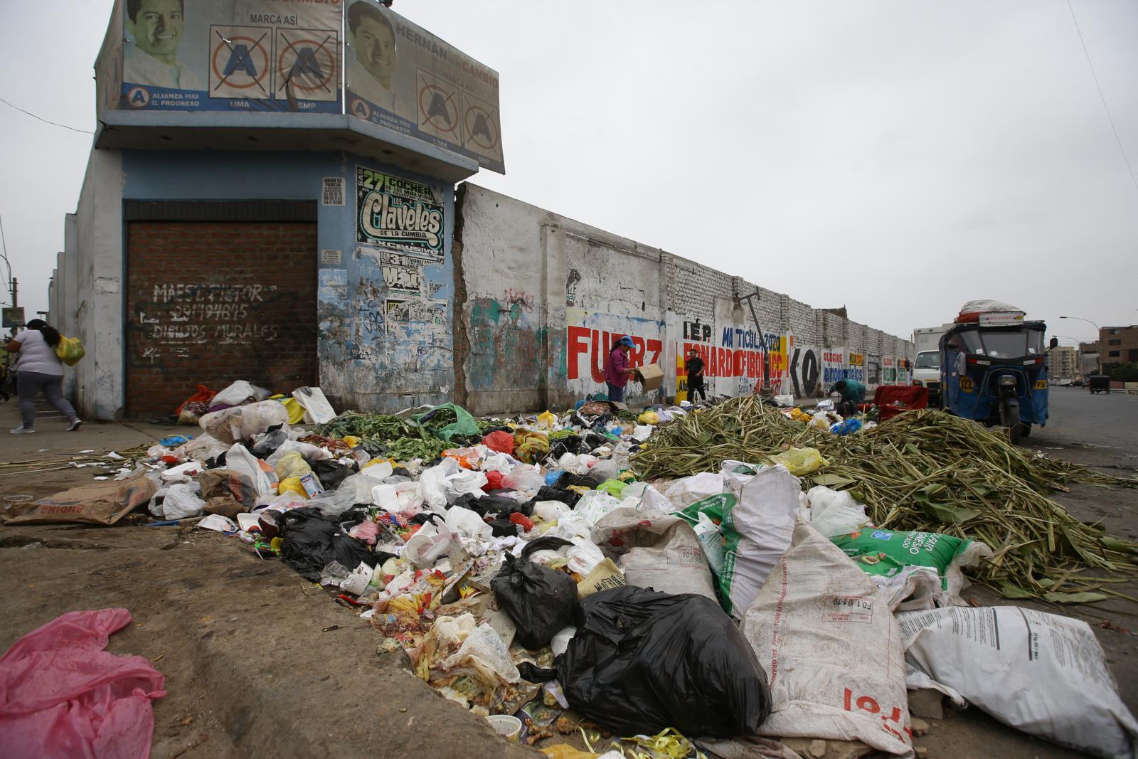 Esto debería ser un estacionamiento público en el cruce de las avenidas Pastor Bravo con Gregorio VII, en San Martín de Porres. En vez de eso se ha transformado en un basural. (Foto: Jesús Saucedo/El Comercio).