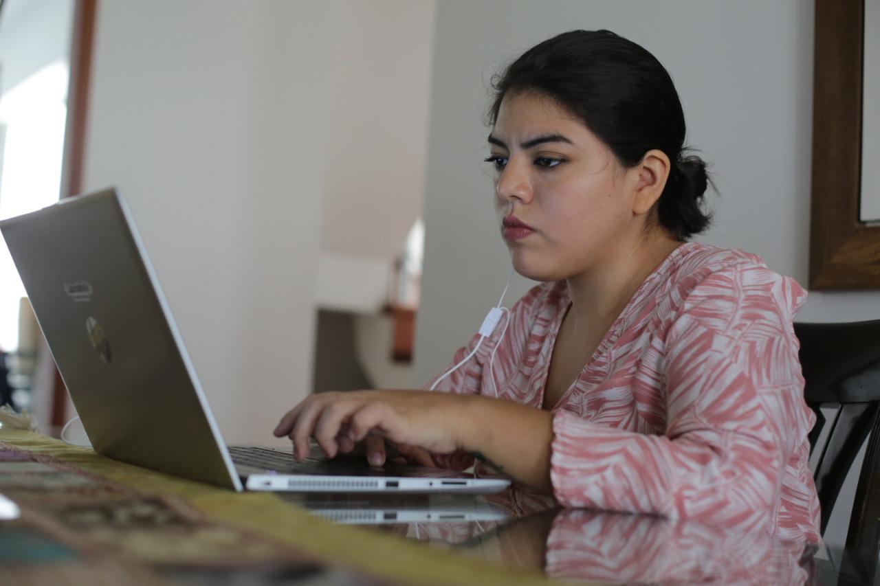 Gradúe la cámara a un plano intermedio (desde la frente hasta el pecho) en caso la videollamada sea desde una laptop. Si es desde un móvil, debe posicionarlo sobre la mesa para conseguir el mismo encuadre. (Foto: Marco Ramón/ GEC)