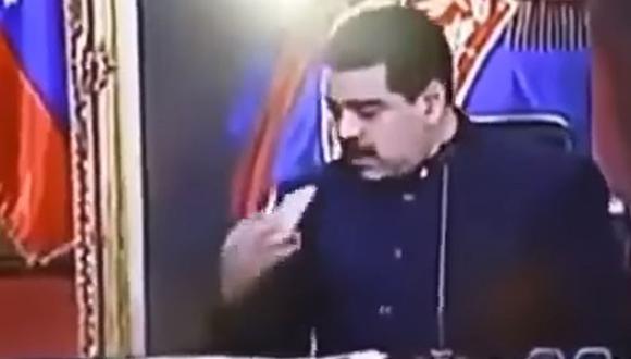 Sin mayor reparo, Nicolás Maduro procedió a comer su merienda. (Foto: captura de YouTube)