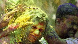 India recibe la primavera con una lluvia de colores