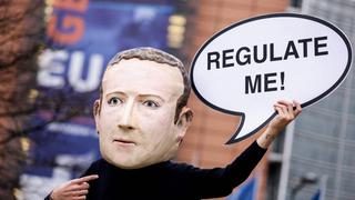 El nuevo escándalo de Facebook revive un debate: ¿Es necesario regular a las redes sociales de forma especial?