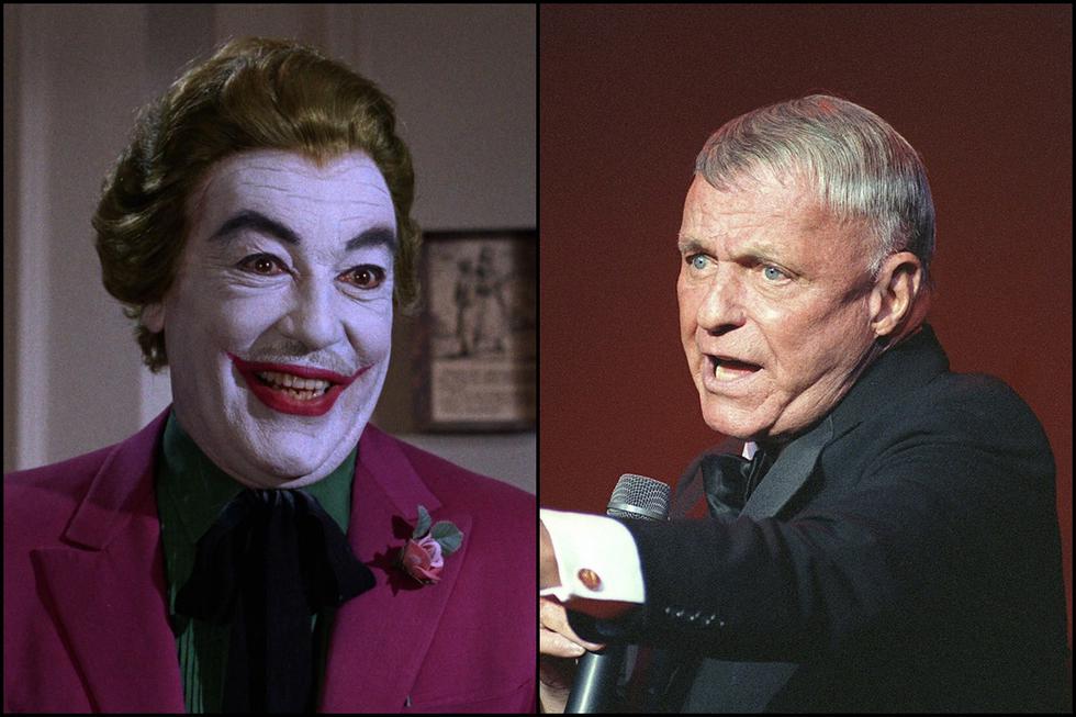 Cesar Romero como el Guasón en la serie de televisión de "Batman" (izq.) Frank Sinatra (der.) (Foto: AFP)