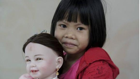 Las escalofriantes muñecas tratadas como hijos en Tailandia