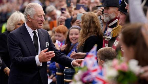 El rey Carlos III saludaba al público en Irlanda del Norte, el 13 de setiembre. (Foto: Getty Images)
