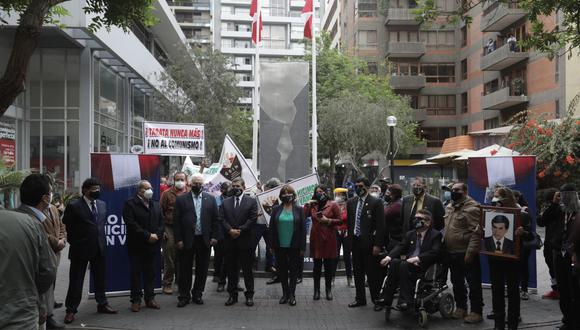 Con arengas como ‘Terrorismo nunca más, ‘Viva la democracia’, ‘Viva la libertad’, los familiares y policías víctimas del terrorismo mostraron su rechazo al ‘comunismo y a los actos subversivos’. Ellos organizaron la cruzada 'No lo hicimos en vano'. (FOTO: ANTHONY NIÑO DE GUZMÁN)