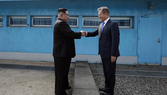 En una cumbre histórica, Kim Jong-un y Moon Jae-in se comprometen a poner fin a la guerra y desnuclearizar Corea.