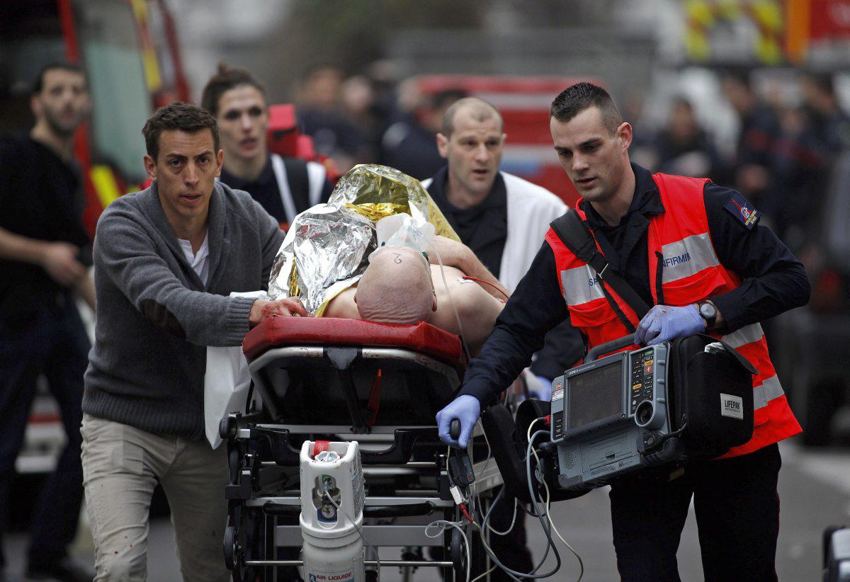 Ataque del 7 de enero de 2015. Una persona herida es evacuada frente a la oficina del periódico satírico francés Charlie Hebdo, en París. (AP/Thibault Camus).