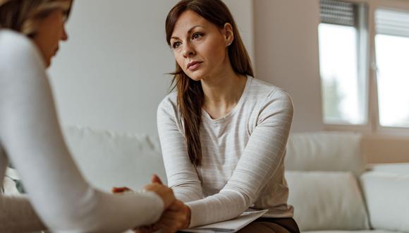 La validación emocional es la empatía y aceptación hacia otro individuo, lo cual provoca un incremento de la confianza entre los dos y establece la base para crear una buena relación. (Foto: iStock)