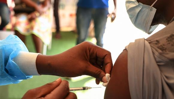Una enfermera administra una vacuna de la Covid-19 a una persona en el centro de vacunación del Palais des Sports de Yaundé el 6 de enero de 2022. (Foto de Daniel Beloumou Olomo / AFP)