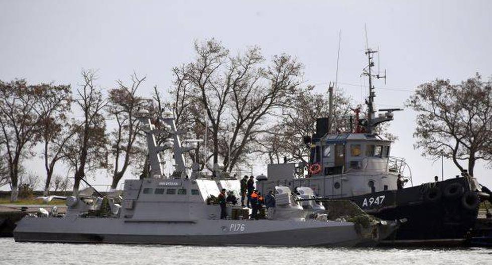 Un buque de guerra ucraniano y un remolcador permanecen en el puerto de Kerch tras ser capturados por guardacostas rusos en la península de Crimea. (Foto: EFE)
