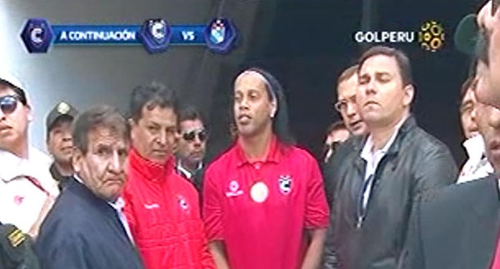 Ronaldinho salió al capo del estadio Inca Garcilaso de la Vega y todo se querían morir. (Foto: Captura CMD)