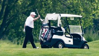 Trump vuelve a jugar golf en uno de sus clubes tras pausa por el coronavirus | FOTOS