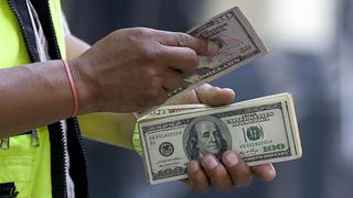 Dólar: Tipo de cambio cayó levemente en jornada volátil