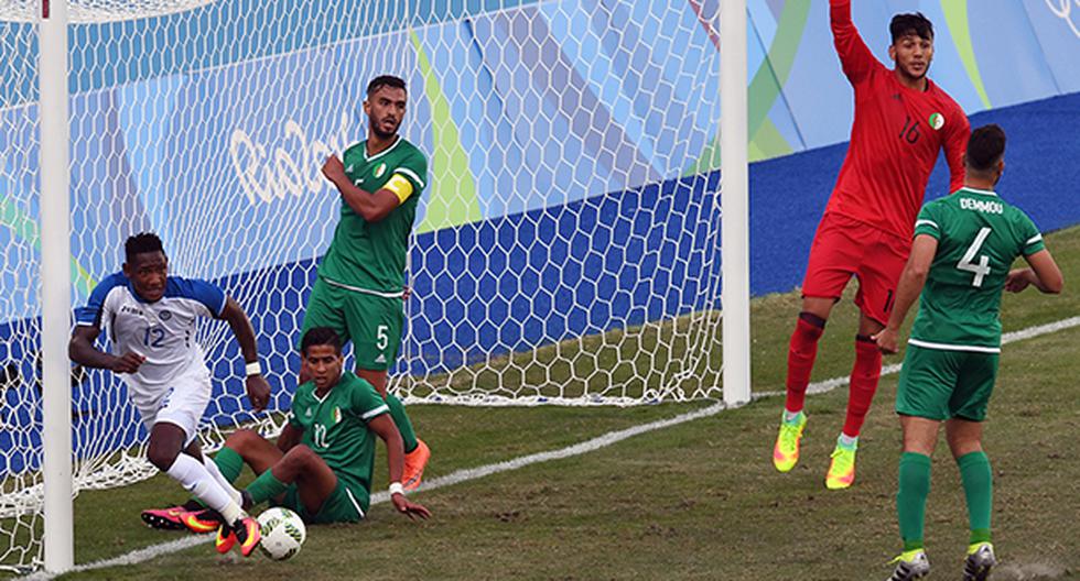 Farid Chaal protagonizó el primer blooper de los Juegos Olímpicos Río 2016. El portero de Argelia facilitó el segundo gol de Honduras con una extraña jugada. (Foto: AFP)