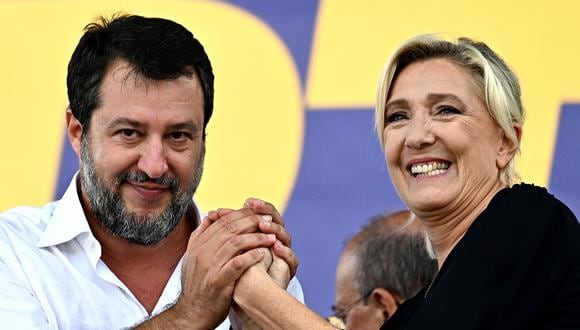 El viceprimer ministro de Italia, Matteo Salvini, y la presidenta de la Asamblea Nacional francesa, Marine Le Pen, reaccionan durante la manifestación del partido de extrema derecha italiana Liga (Lega) en Pontida, Italia, el 17 de septiembre de 2023. (Foto de GABRIEL BOUYS / AFP)