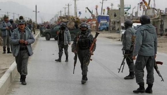 Afganistán: Talibanes secuestran a 27 policías tras atentado