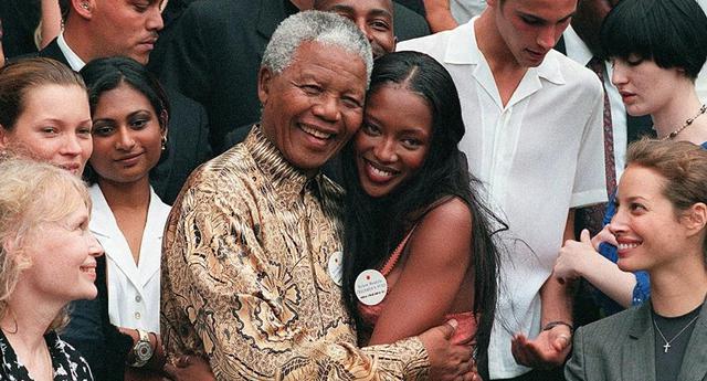 En  1998, Naomi Campbell viajó  a Sudáfrica y se reunió en Cape Town con Nelson Mandela, durante el desfile benéfico de Versace. (Foto: AFP)