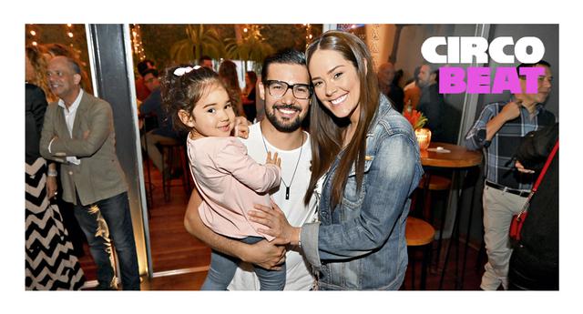 Ezio Oliva, Karen Schwarz y la hija de ambos, Antonia. Cumpleaños de Carlos Andrés Luna. Lima 27, San Isidro.