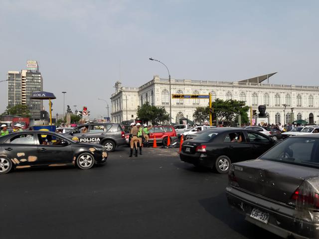 La Policía Nacional (PNP) llegó al lugar para el reordenamiento del tránsito. (Foto: Lino Chipana/GEC)