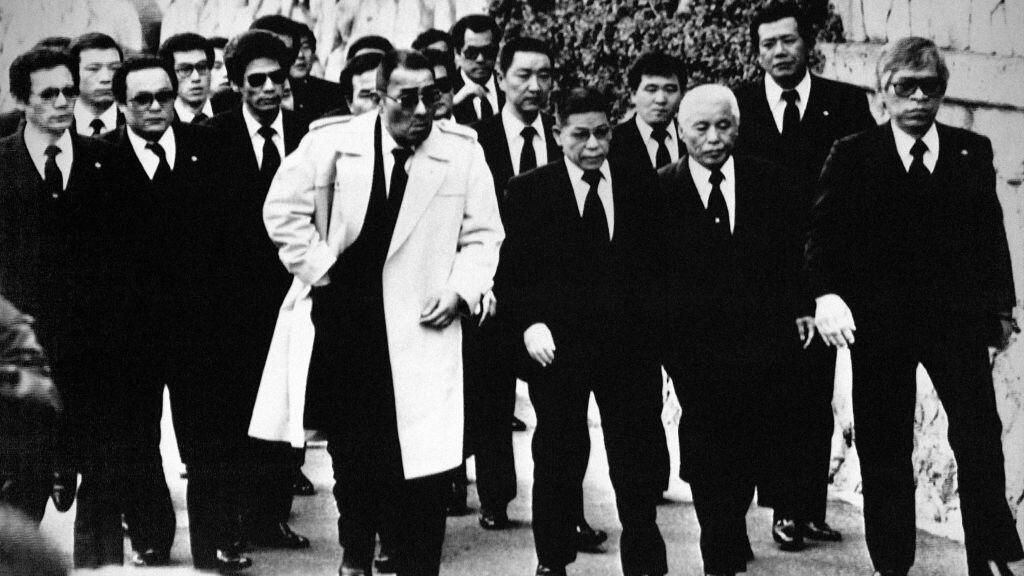 Un grupo de mafiosos en Tokio en 1960, la época dorada de la yakuza. (GETTY IMAGES).