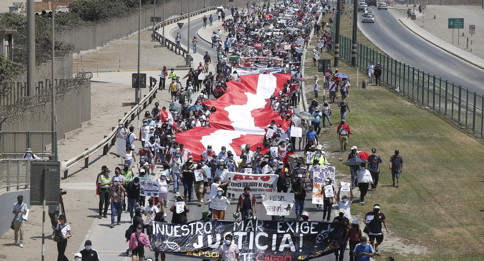 Jóvenes de diversos distritos de Lima llegaron a marchar contra la empresa Repsol. (Foto: Jorge Cerdan)