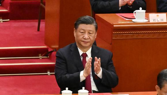 El presidente de China, Xi Jinping, aplaude durante la sesión de clausura de la Asamblea Popular Nacional (APN) en el Gran Salón del Pueblo en Beijing.