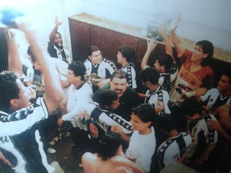 El festejo en el vestuario del Estadio Campeonísimo de Talara, tras conseguir el ansiado título. (Foto: Alianza Lima).
