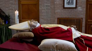 Benedicto XVI, con casulla pontificia y sin palio en las primeras fotografías tras su muerte