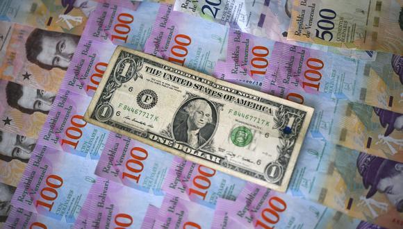El dólar en el mercado paralelo se cotizó en la jornada previa a 5.698,53 bolívares soberanos.&nbsp;(Foto: AFP)