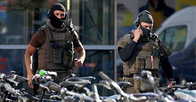 La policía alemana indicó el lunes que no descartaba la pista de un "atentado terrorista" en la toma de rehén ocurrida en la estación de trenes de la ciudad de Colonia, que dejó al menos tres heridos. (AFP).