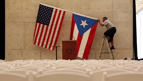 Un puertorriqueño está obligado a pagar los impuestos federales de EE.UU., pero no puede elegir al siguiente presidente de ese país. Conozca cuál es la relación entre ambos territorios y otros casos similares. (Reuters)