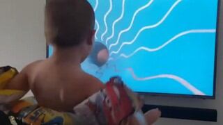 El increíble truco de un padre para hacer que su hijo se divierta en un tobogán acuático sin salir de casa