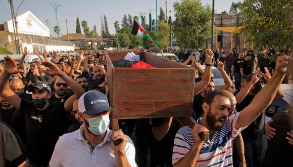 Un grupo de árabes-israelíes traslada el cuerpo de Mousa Hassouna, un palestino que murió en Lod durante enfrentamientos con israelíes nacionalistas.  AFP