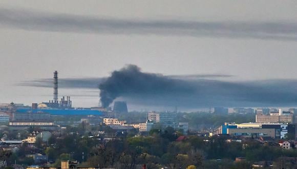 Una nube de humo se eleva tras un ataque de Rusia con misiles en Kharkiv, Ucrania, este jueves. (EFE/ Sergey Kozlov).