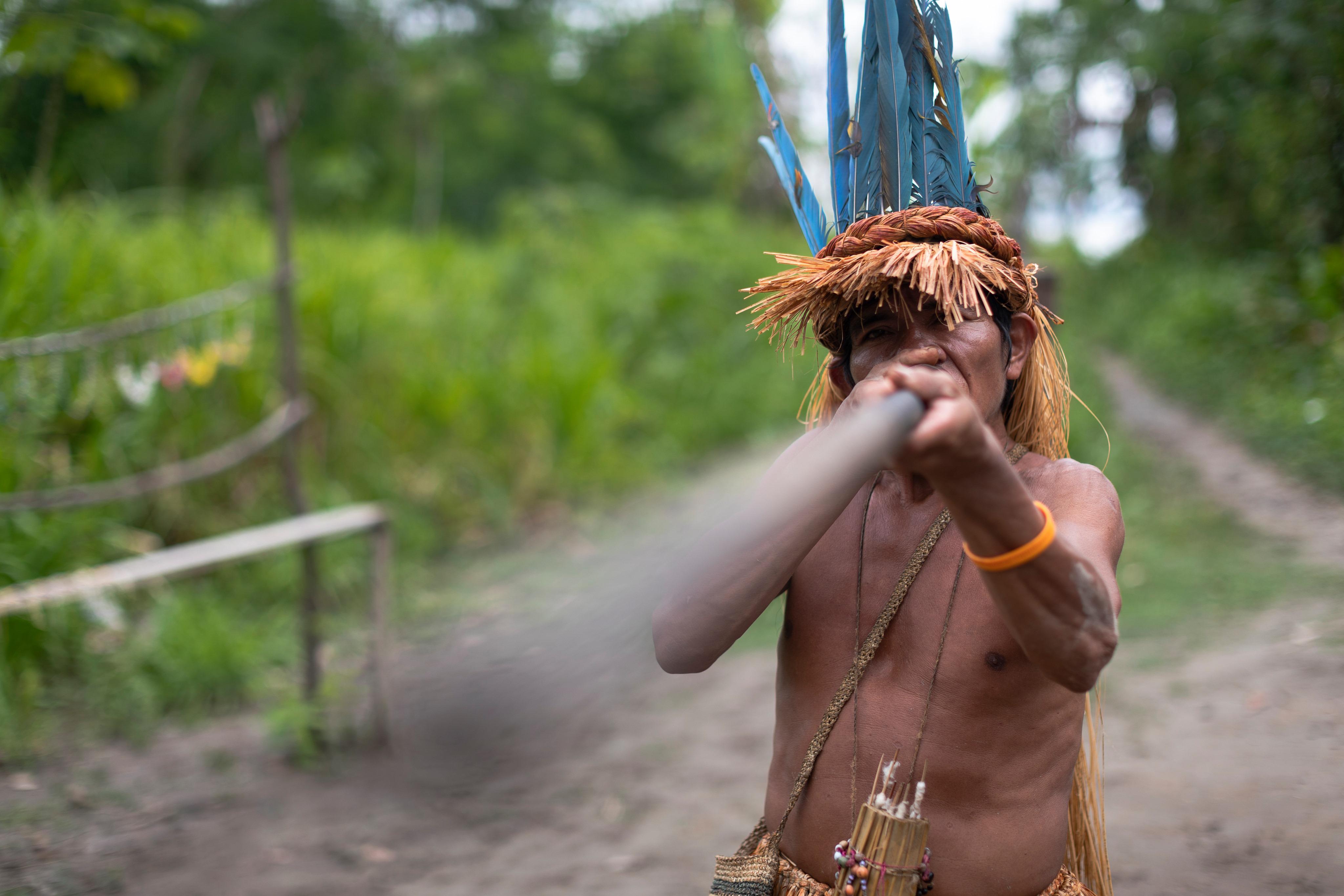 Los yaguas cazan con la cerbatana: una especie de tubo de madera tallado de hasta 3,20 m de largo, a través del cual soplan dardos hechos de piedra punzante y fibra del árbol de ceiba. (Foto: Renzo Salazar)
