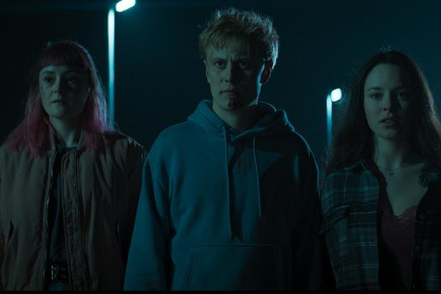 Lena, Finn y Samira pensando qué hacer tras escapar del culto al final de "El privilegio" (Foto: Netflix)