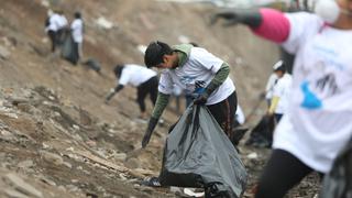 Voluntarios de colegios y universidades realizaron jornada de limpieza del Río Rímac