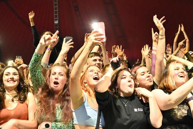 Los fanáticos ven a Blossom actuar en un concierto de música en vivo organizado por Festival Republic en Sefton Park en Liverpool, Inglaterra, en pleno desconfinamiento por coronavirus. (Foto de Paul ELLIS / AFP).