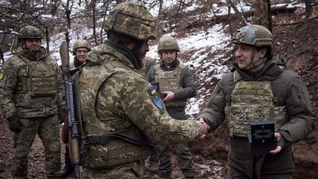 Official photos released to the press showing Ukrainian President Volodymyr Zelensky on the front lines on December 6.  (EPA).