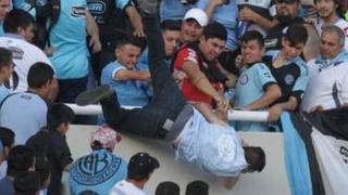 Tragedia en el fútbol argentino: lanzan a hincha desde tribuna