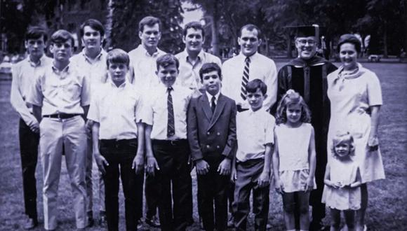 La familia Galvin entera celebrando el doctorado de Don en 1969. (CORTESÍA DE LA FAMILIA GALVIN).