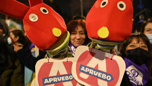 Los partidarios de la nueva constitución de Chile asisten al mitin de clausura de la campaña en Santiago, el 1 de septiembre de 2022, antes del próximo referéndum del 4 de septiembre. (Foto de MARTIN BERNETTI / AFP)