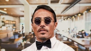 Salt Bae de nuevo en la polémica por “irrespetuosa” actitud con sus clientes en Qatar