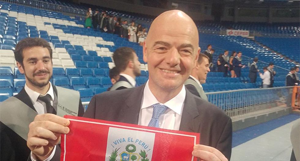 Una imagen ha circulado por las redes sociales y llamó la atención de todos. En la foto se ve a Gianni Infantino, presidente de la FIFA, con la bandera peruana. (Foto: Facebook - Luis Carrillo Pinto)