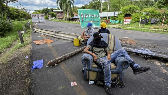 Manifestantes bloquean la carretera Panamericana para protestar contra el gobierno del presidente Iván Duque, entre Buga y Cali, en el departamento del Valle del Cauca, Colombia. (Foto de LUIS ROBAYO / AFP).