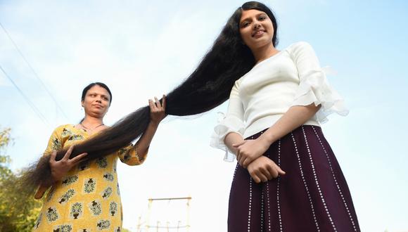 La joven india debe calzar zapatos de tacón para evitar que sus cabellos se arrastren demasiado por el suelo. Ella trata su cabello como cualquier chica de su edad, pero necesita la ayuda de su madre. (Foto: AFP)