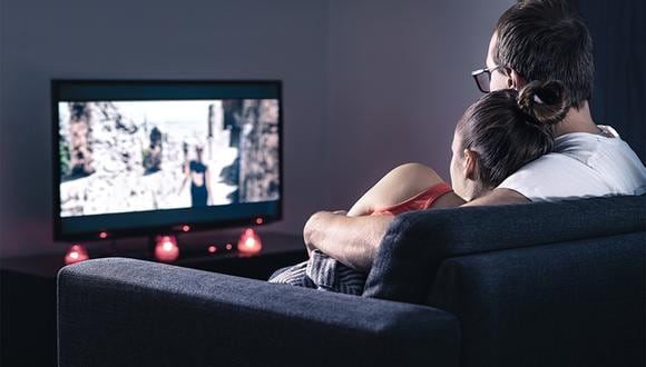 Descubre televisores de tres reconocidas marcas que aseguran una excelente calidad de imagen y un potente sonido. (Foto: iStock)