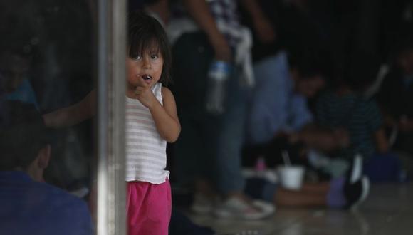 Una niña migrante, cuya familia espera llegar a Estados Unidos, mira a la cámara mientras sus padres esperan en un centro de inmigración en México. (Foto: AP)