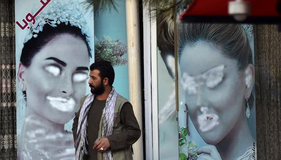 El Talibán ordena el cierre de todos los salones de belleza y peluquerías en Afganistán. (AFP).
