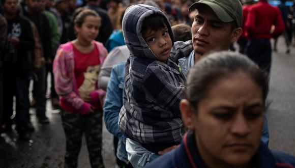 Durante más de dos semanas, casi 6.000 migrantes vivieron a la intemperie o en condiciones de hacinamiento en un albergue que las autoridades de Tijuana improvisaron en un barrio marginal. (Reuters)